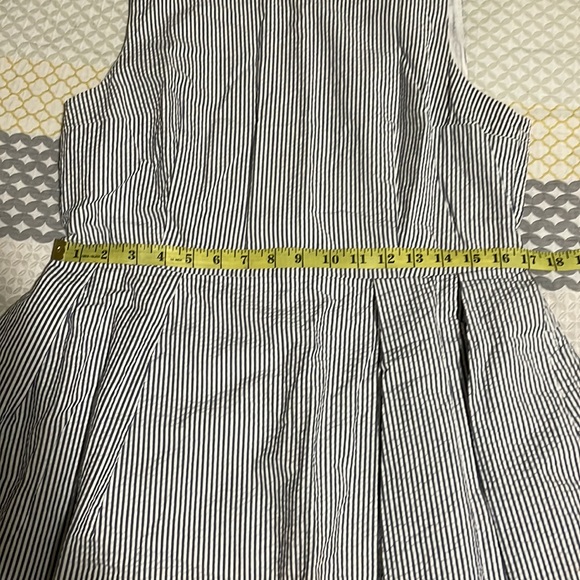 Gap Fit-n-Flare Seersucker Dress w/Pockets - Picture 7 of 9